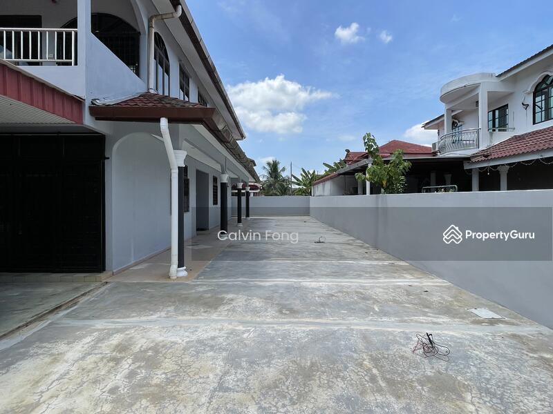 Side yard can accommodate many vehicles