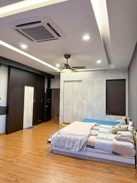 Rumah Teres 2.5-Tingkat untuk Dijual di Taman Suria Tropika (Seri Kembangan) - Ric Cheah - Master Bedroom - PropertyGuru.com.my