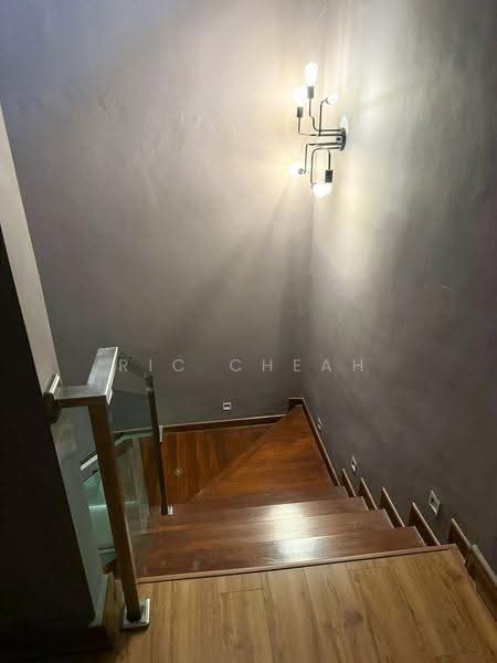 Rumah Teres 2.5-Tingkat untuk Dijual di Taman Suria Tropika (Seri Kembangan) - Ric Cheah - Stairs - PropertyGuru.com.my