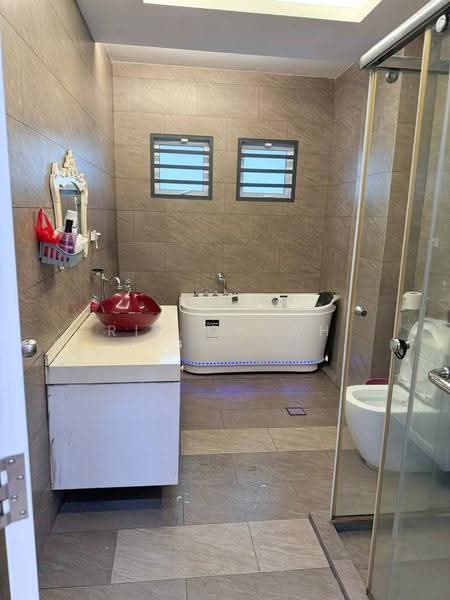Rumah Teres 2.5-Tingkat untuk Dijual di Taman Suria Tropika (Seri Kembangan) - Ric Cheah - Bathroom - PropertyGuru.com.my