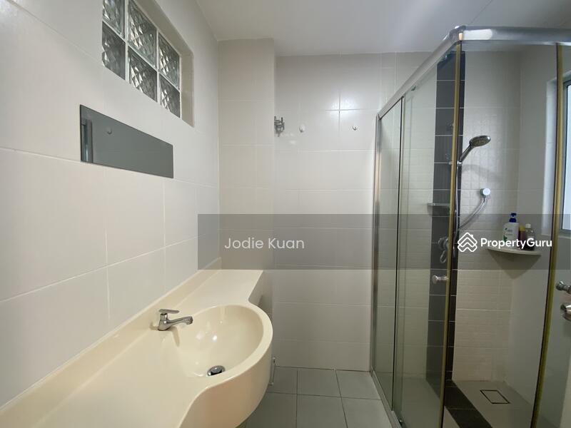 Bedroom 2 Ensuite Bath