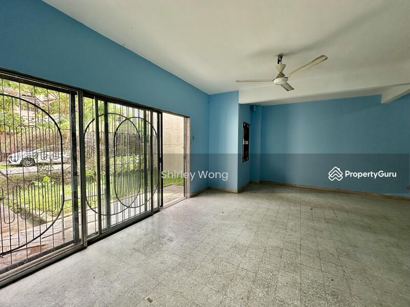 Living Hall with Garden (Actual Photo)