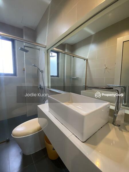 Master Bedroom Ensuite Bath (Bath 1)