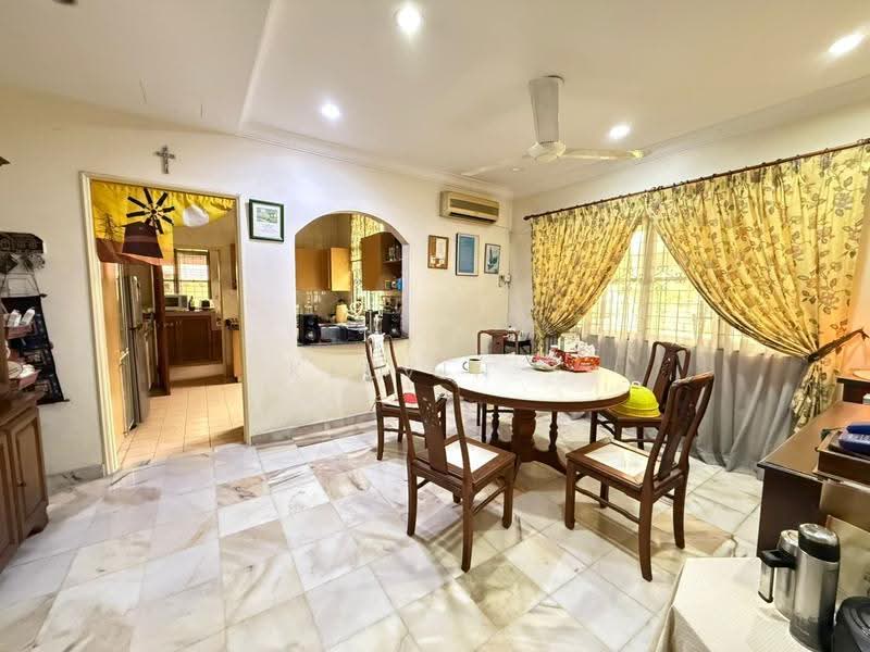 Bungalow House for Sale in Saujana Akasia (Sungai Buloh) - Kelvin . - Dining Room - PropertyGuru.com.my