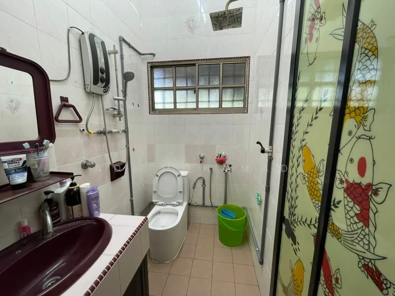Bungalow for Sale in Taman Setia Jaya (Banting) - Adi Mohamad - Bathroom - PropertyGuru.com.my