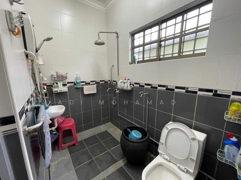 Bungalow for Sale in Taman Setia Jaya (Banting) - Adi Mohamad - Bathroom - PropertyGuru.com.my