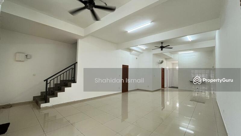 Rumah Teres 2-Tingkat untuk Dijual di Bandar Springhill (Jimah) - Shahidan Ismail - Living Room - PropertyGuru.com.my