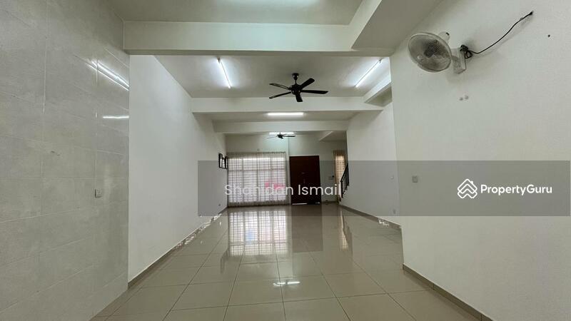 Rumah Teres 2-Tingkat untuk Dijual di Bandar Springhill (Jimah) - Shahidan Ismail - Living Room - PropertyGuru.com.my
