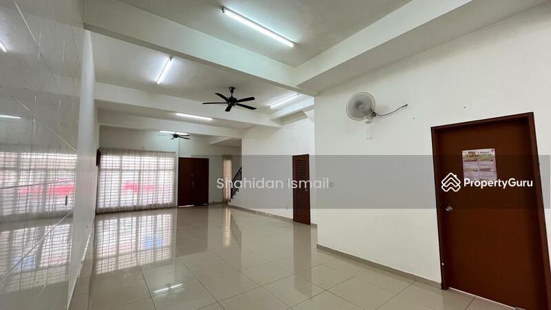 Rumah Teres 2-Tingkat untuk Dijual di Bandar Springhill (Jimah) - Shahidan Ismail - Living Room - PropertyGuru.com.my