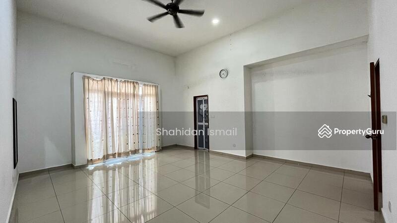 Rumah Teres 2-Tingkat untuk Dijual di Bandar Springhill (Jimah) - Shahidan Ismail - Living Room - PropertyGuru.com.my
