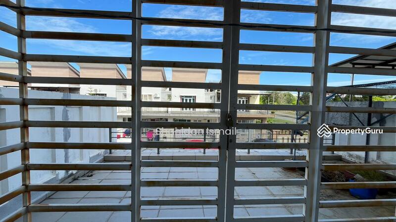 Rumah Teres 2-Tingkat untuk Dijual di Bandar Springhill (Jimah) - Shahidan Ismail - Balcony - PropertyGuru.com.my