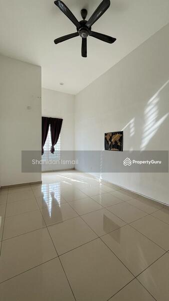 Rumah Teres 2-Tingkat untuk Dijual di Bandar Springhill (Jimah) - Shahidan Ismail - Living Room - PropertyGuru.com.my