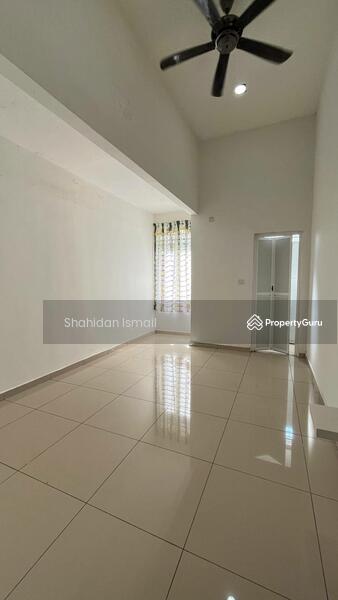 Rumah Teres 2-Tingkat untuk Dijual di Bandar Springhill (Jimah) - Shahidan Ismail - Living Room - PropertyGuru.com.my