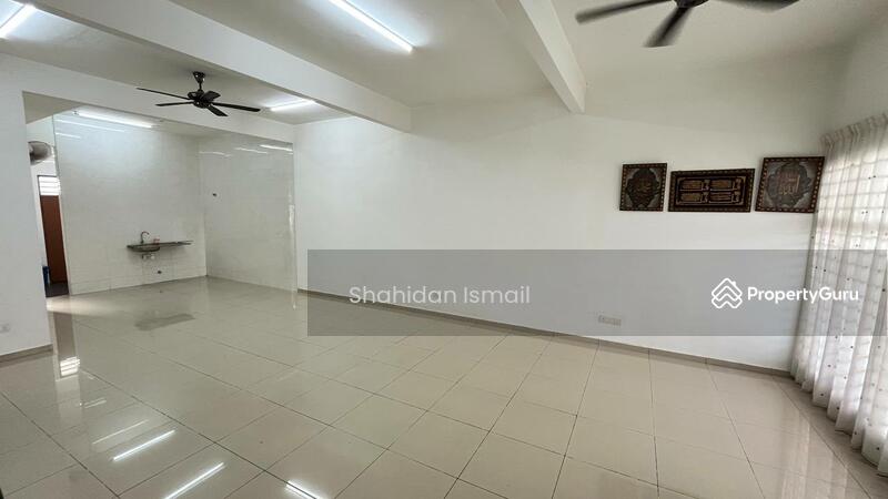 Rumah Teres 2-Tingkat untuk Dijual di Bandar Springhill (Jimah) - Shahidan Ismail - Living Room - PropertyGuru.com.my