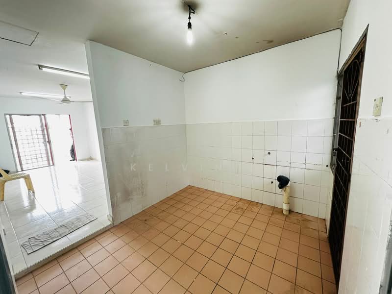 1-storey Terraced House for Sale in Desa Kuala Garing (Rawang) - Kelvin . - Kitchen - PropertyGuru.com.my