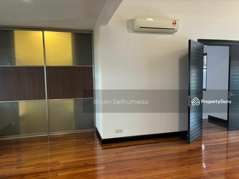 Master Bedroom (2nd floor)