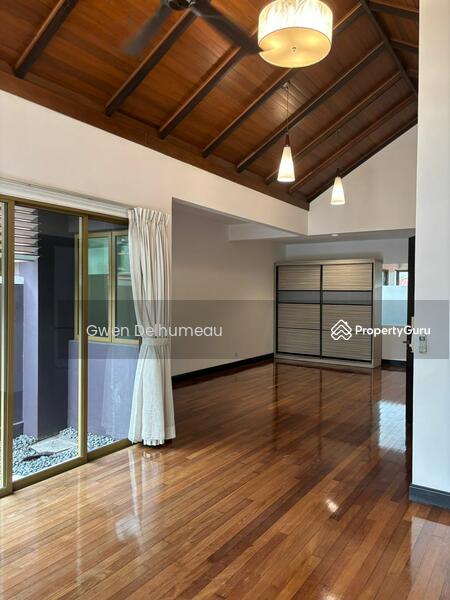 Master Bedroom (2nd floor)