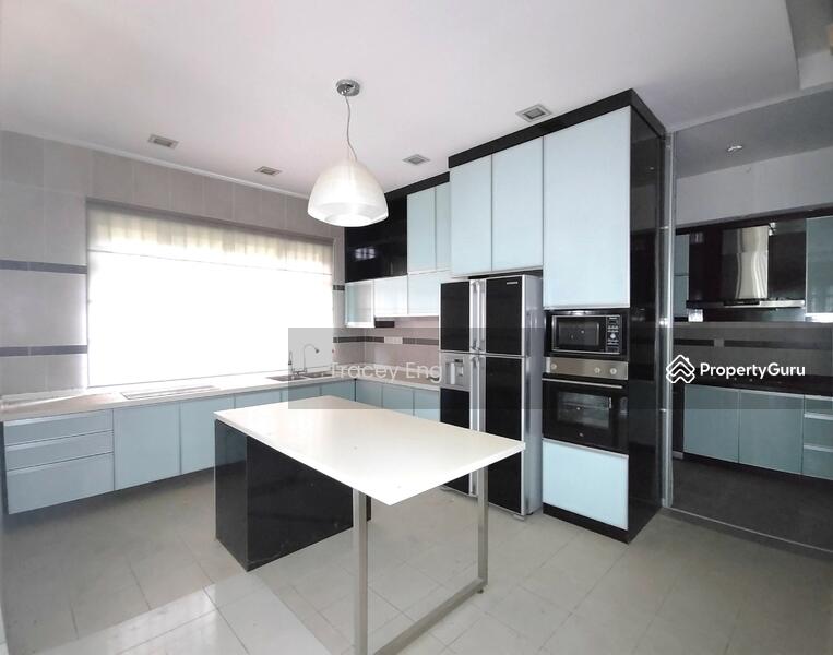 Dry Kitchen with Island Table