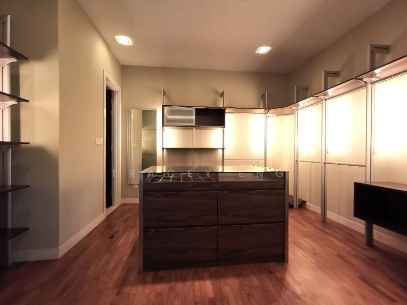 Boutique-Style Wardrobe w Tie Counter