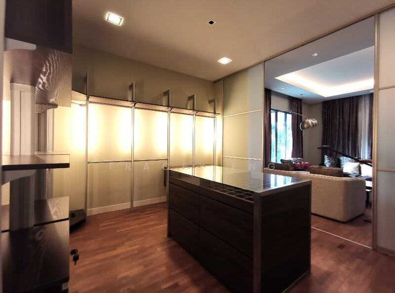 Boutique-Style Wardrobe w Tie Counter