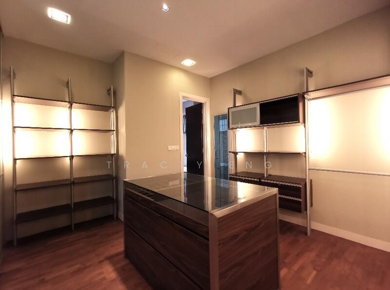 Boutique-Style Wardrobe w Tie Counter