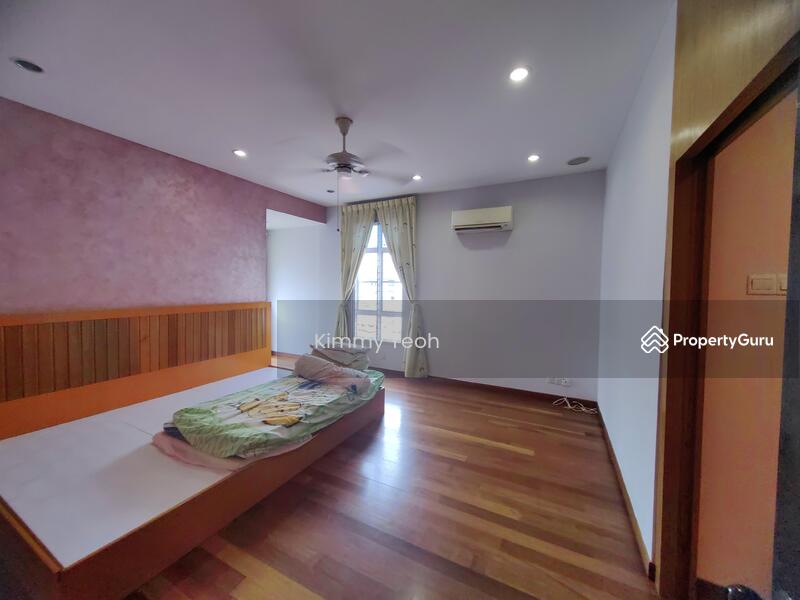Middle bedroom with toilet