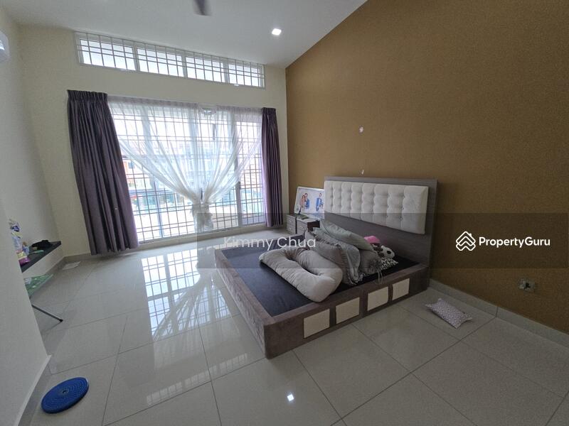 upper master bedroom