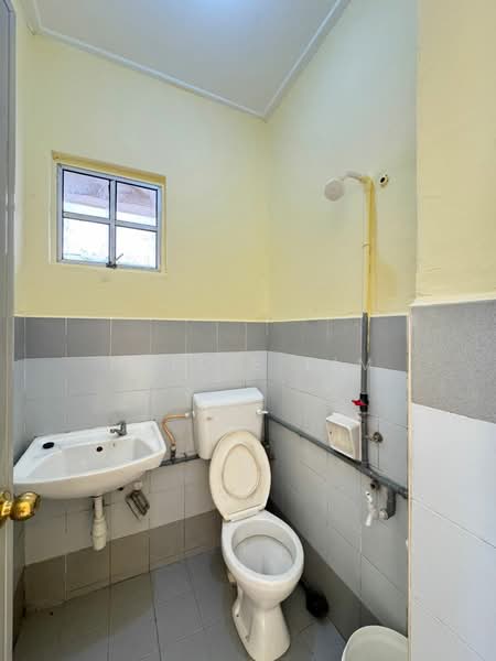 Pangsapuri untuk Dijual di Tanjong Puteri Apartment - Nellie Lim - Bathroom - PropertyGuru.com.my