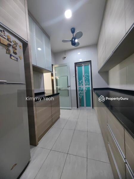 Dry kitchen fridge