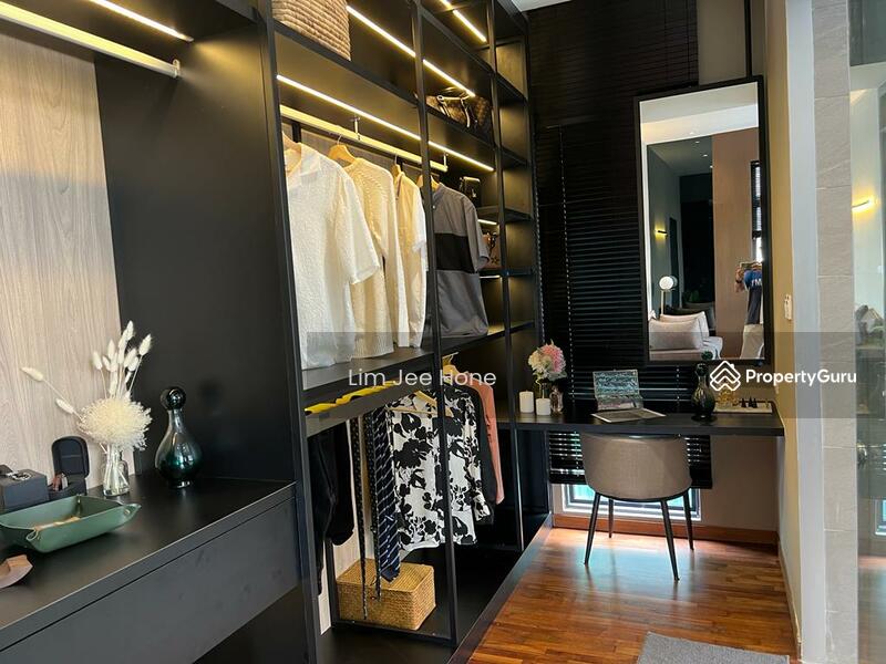 Rumah Berkembar untuk Dijual di Puchong (Selangor) - Lim Jee Hone - Closet - PropertyGuru.com.my
