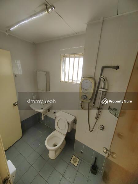 1st floor guest shared Bathroom