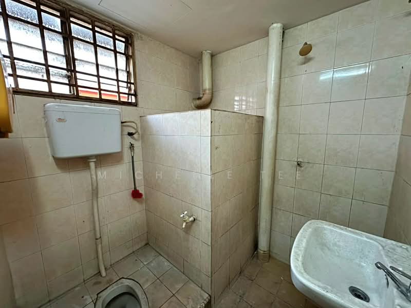 Shop / Office for Rent in Taman Pendamar Indah (Klang) - Michelle Tee - Bathroom - PropertyGuru.com.my