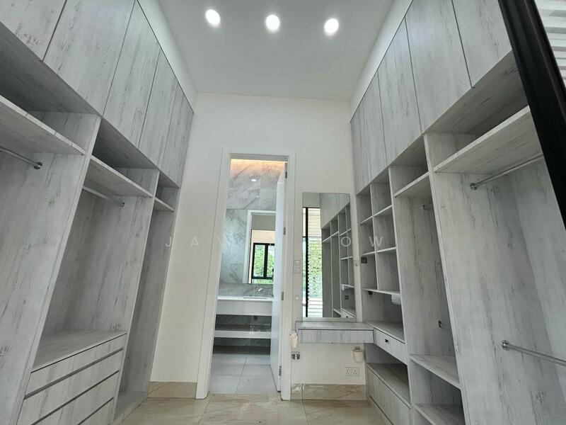 Walk-in Closet