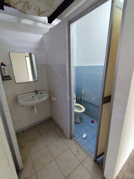 Apartment for Sale at Putra Permai Block B - Sam Chin - Bathroom - PropertyGuru.com.my