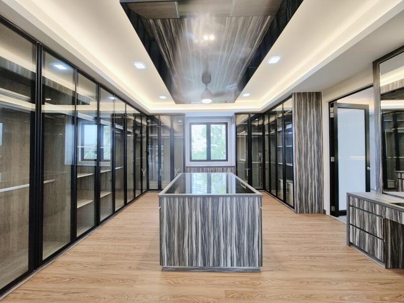 Walk-in closet