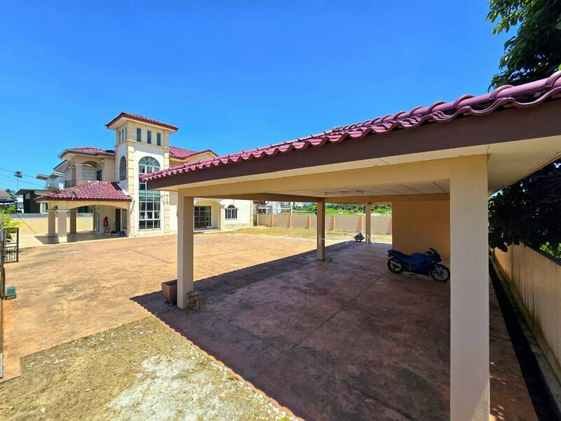 Separate Garage
