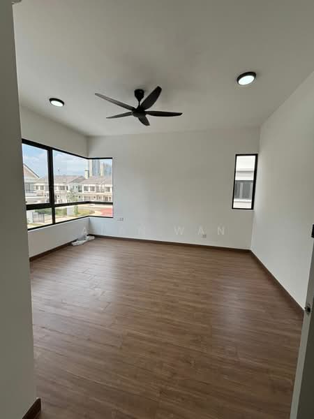 Sejati Lakeside 2 untuk Untuk Disewa - RM 5,500 /bulan, Mac 2026 - Living Room - PropertyGuru.com.my