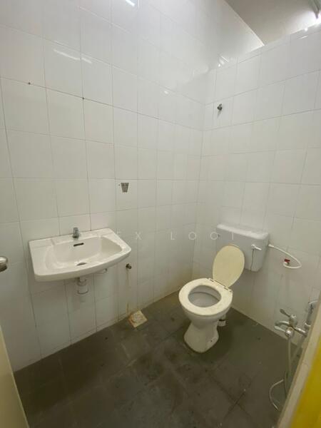 Taman Universiti Jalan Perdagangan Semi D Factory untuk Untuk Disewa - RM 10,000 /bulan, Mac 2026 - Bathroom - PropertyGuru.com.my