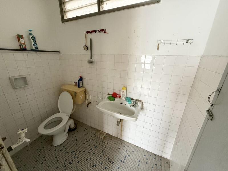 1-storey Terraced House for Sale in Taman Pelangi (Johor Bahru) - Yik Tat - Bathroom - PropertyGuru.com.my