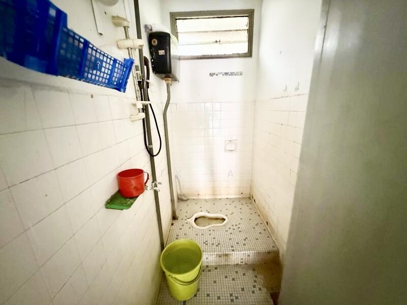 1-storey Terraced House for Sale in Taman Pelangi (Johor Bahru) - Yik Tat - Bathroom - PropertyGuru.com.my