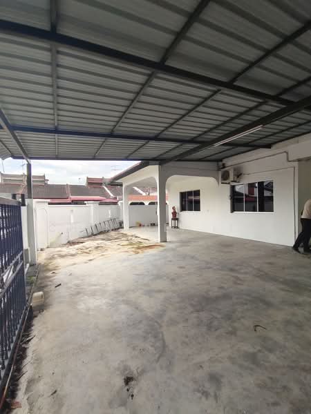 Rumah Teres 1-Tingkat untuk Dijual di Taman Muhibbah (Kluang) - Chin Wei Lim - Car Park - PropertyGuru.com.my