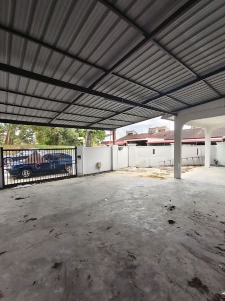 Rumah Teres 1-Tingkat untuk Dijual di Taman Muhibbah (Kluang) - Chin Wei Lim - Car Park - PropertyGuru.com.my