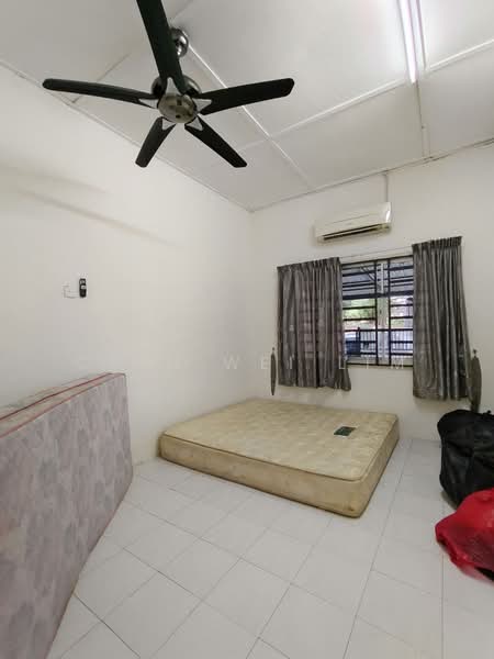 Rumah Teres 1-Tingkat untuk Dijual di Taman Muhibbah (Kluang) - Chin Wei Lim - Bedroom - PropertyGuru.com.my