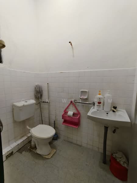 Rumah Teres 1-Tingkat untuk Dijual di Taman Muhibbah (Kluang) - Chin Wei Lim - Bathroom - PropertyGuru.com.my