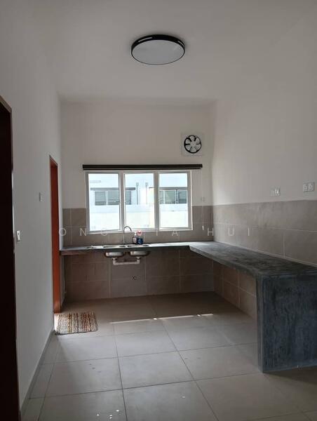 Rumah Teres 2-Tingkat untuk Disewa di Bandar Springhill (Jimah) - Ong Jia Hui - Kitchen - PropertyGuru.com.my