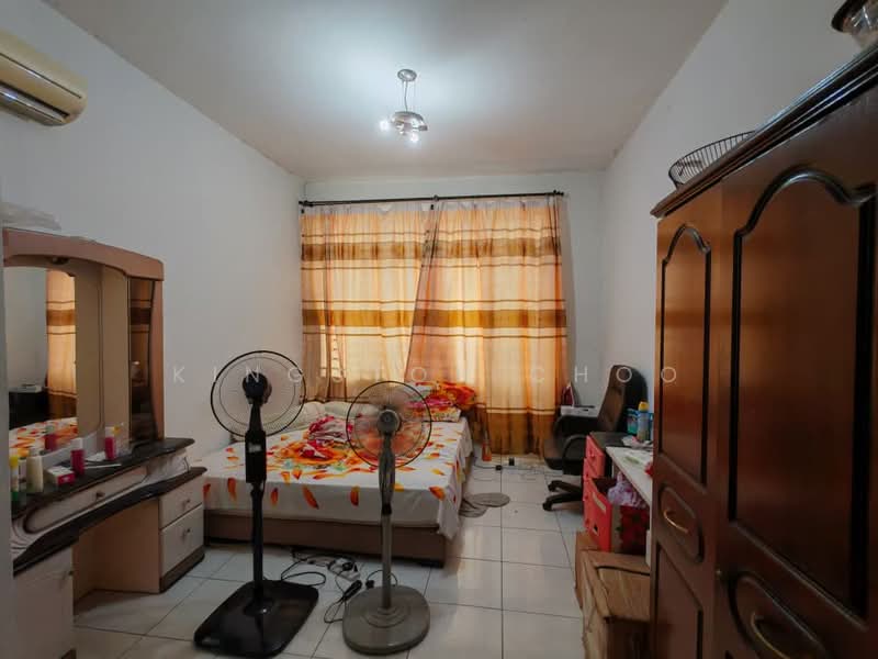 Kediaman Servis untuk Dijual di Diamond Regency - Kingston Choo - Bedroom - PropertyGuru.com.my