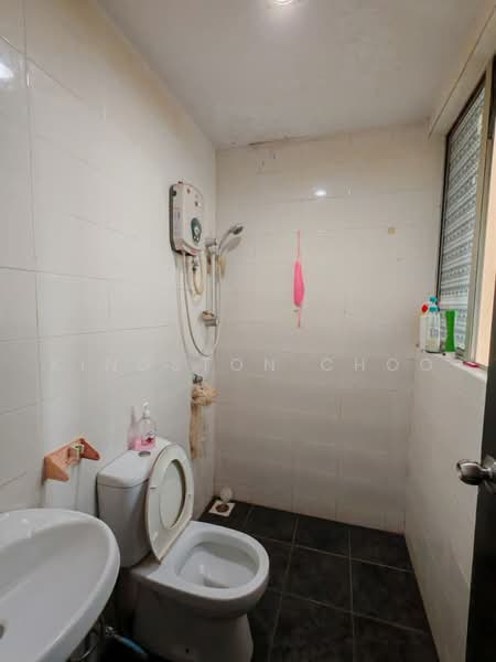 Kediaman Servis untuk Dijual di Diamond Regency - Kingston Choo - Bathroom - PropertyGuru.com.my