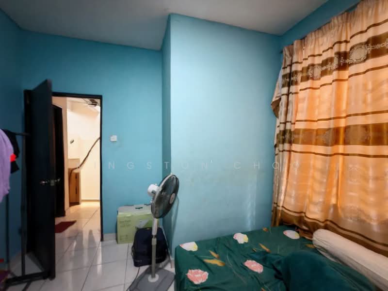 Kediaman Servis untuk Dijual di Diamond Regency - Kingston Choo - Bedroom - PropertyGuru.com.my