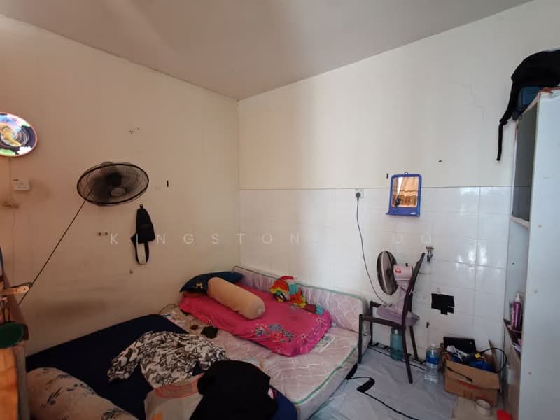 Kediaman Servis untuk Dijual di Diamond Regency - Kingston Choo - Bedroom - PropertyGuru.com.my