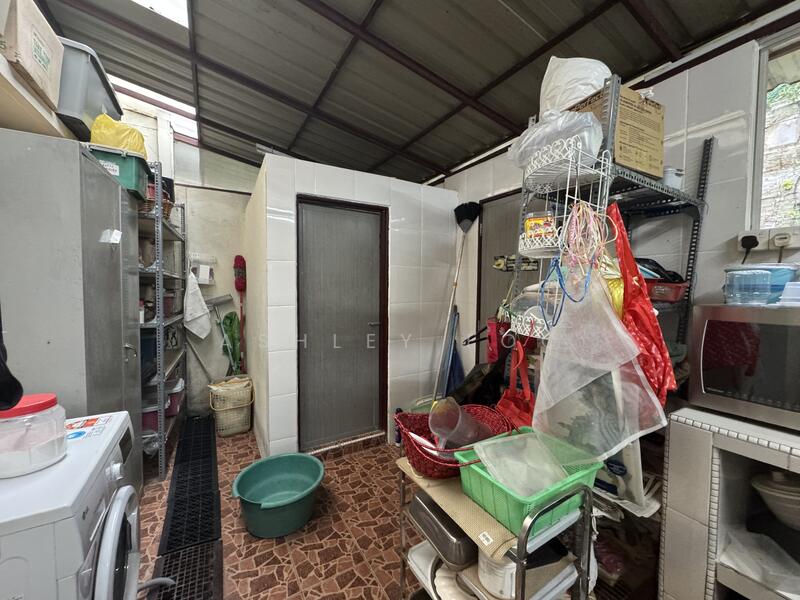 Extended Wet Kitchen area w toilet
